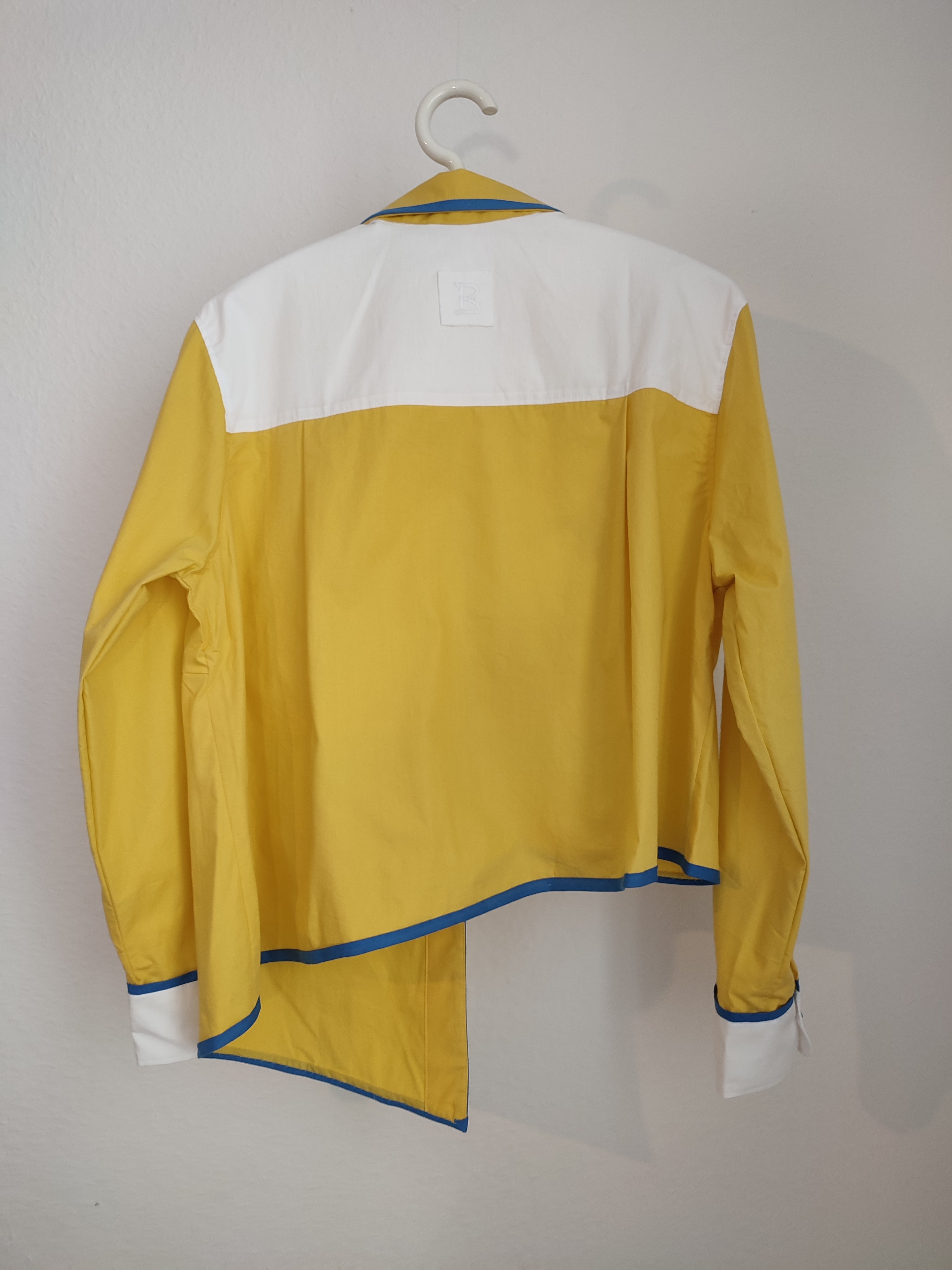 Gelbe Bluse