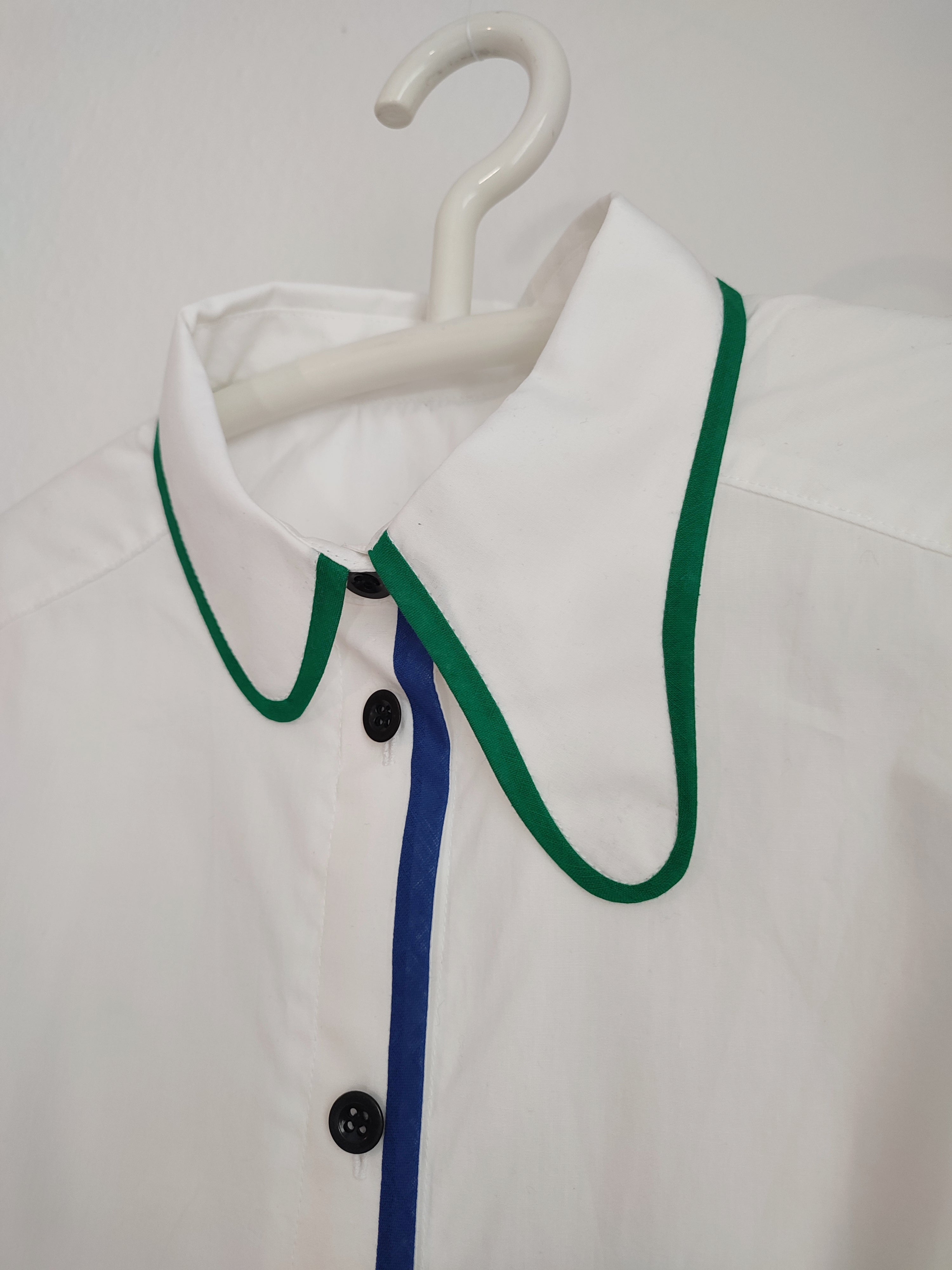 Bluse mit buntem Schrägband