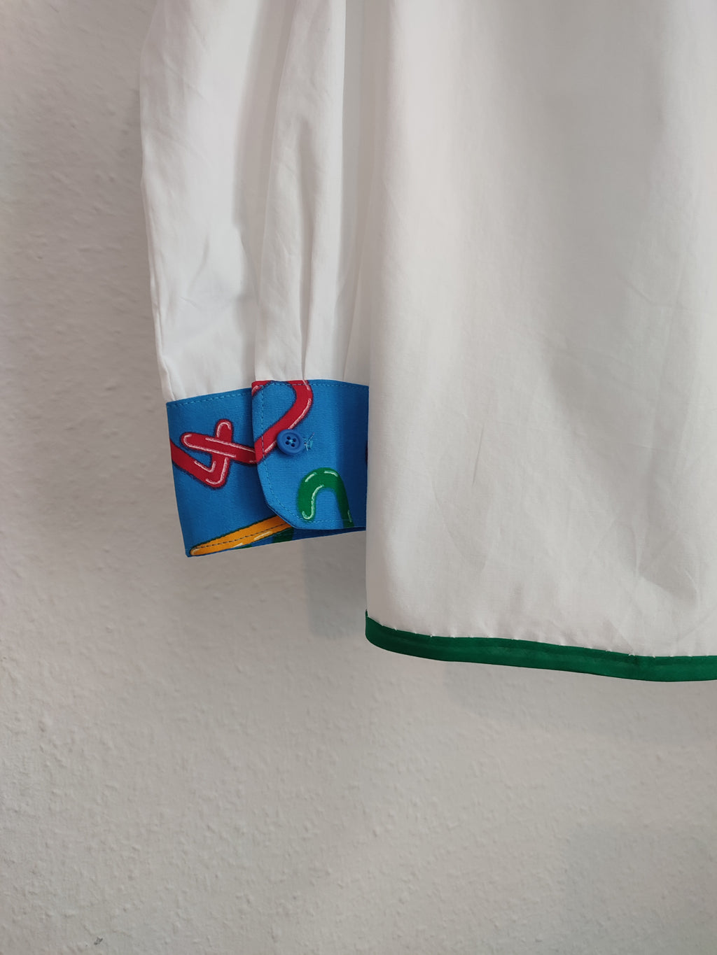 Bluse mit blauem Kragen