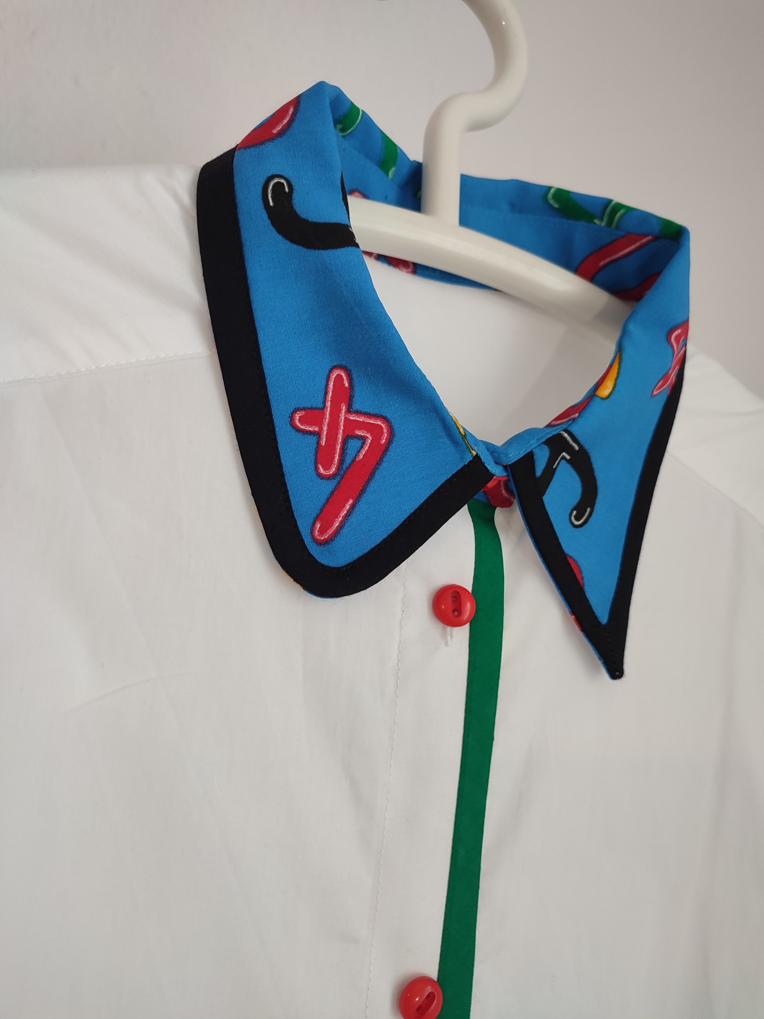 Bluse mit blauem Kragen