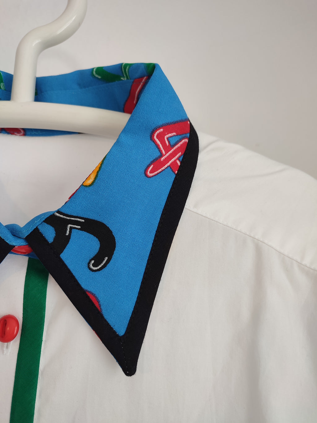 Bluse mit blauem Kragen