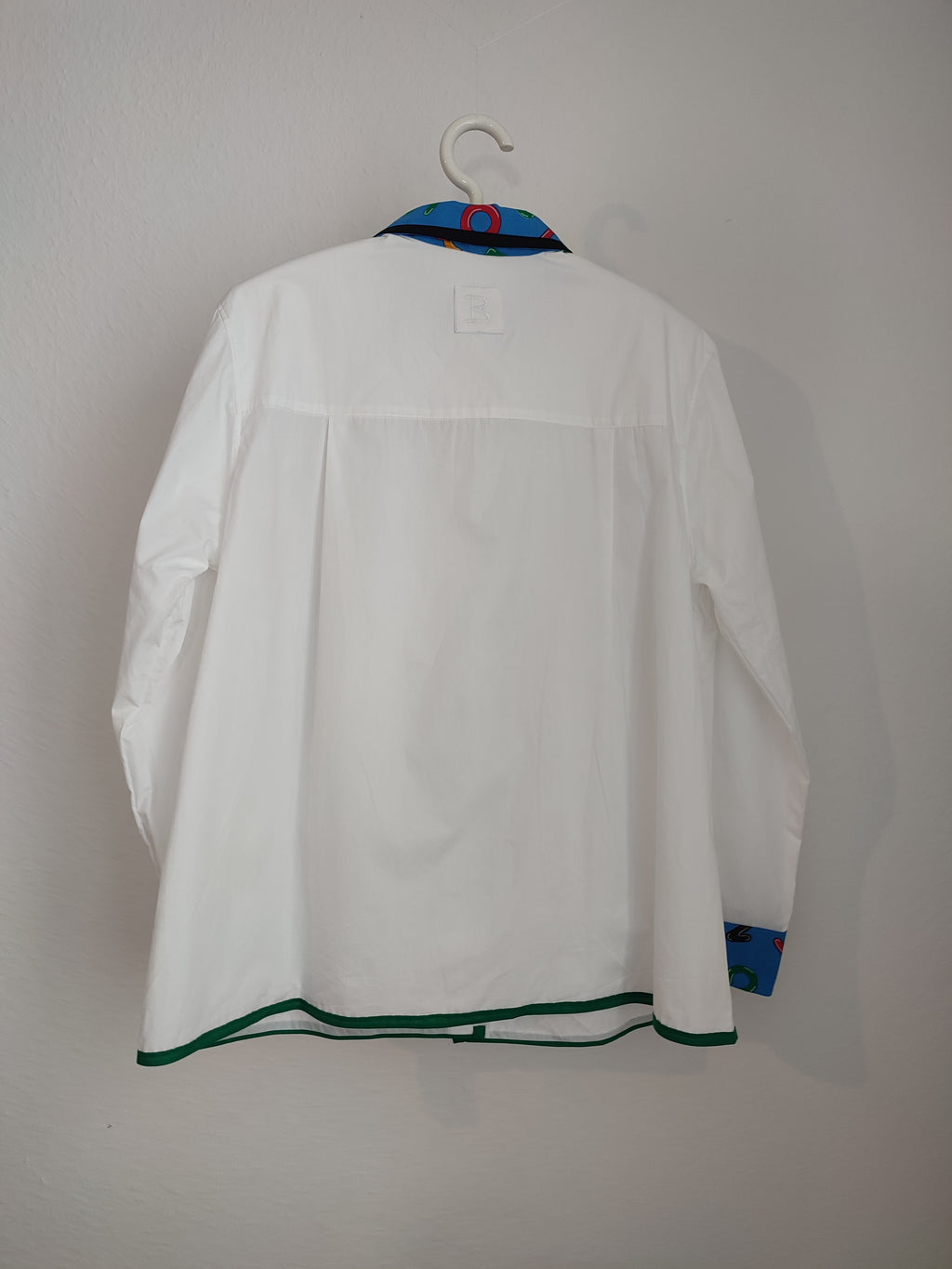 Bluse mit blauem Kragen