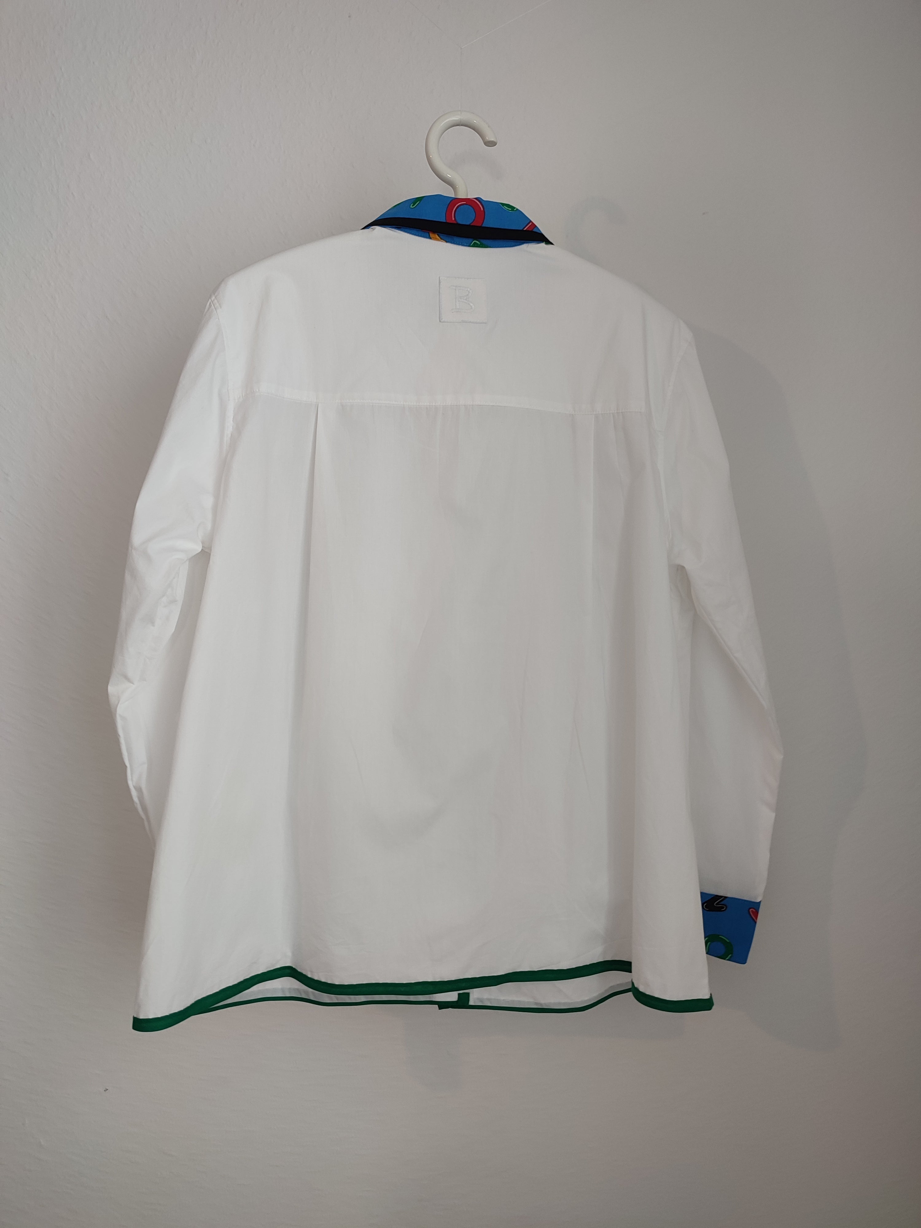 Bluse mit blauem Kragen