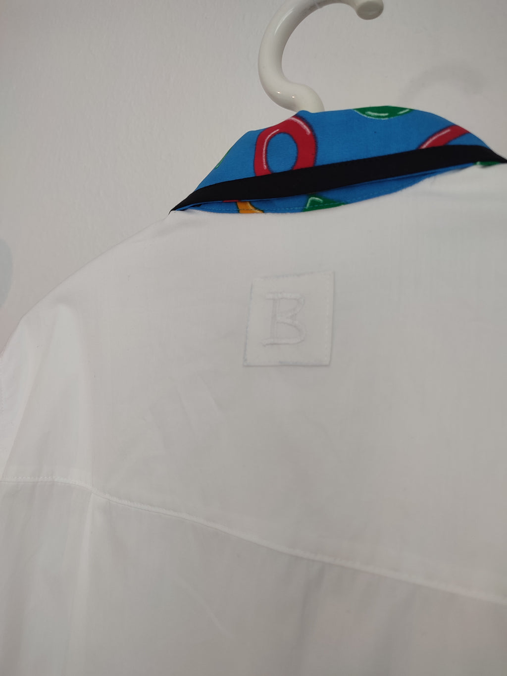 Bluse mit blauem Kragen
