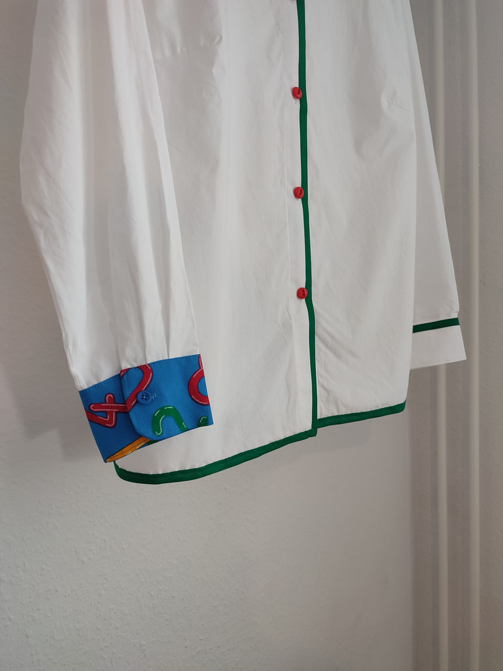 Bluse mit blauem Kragen