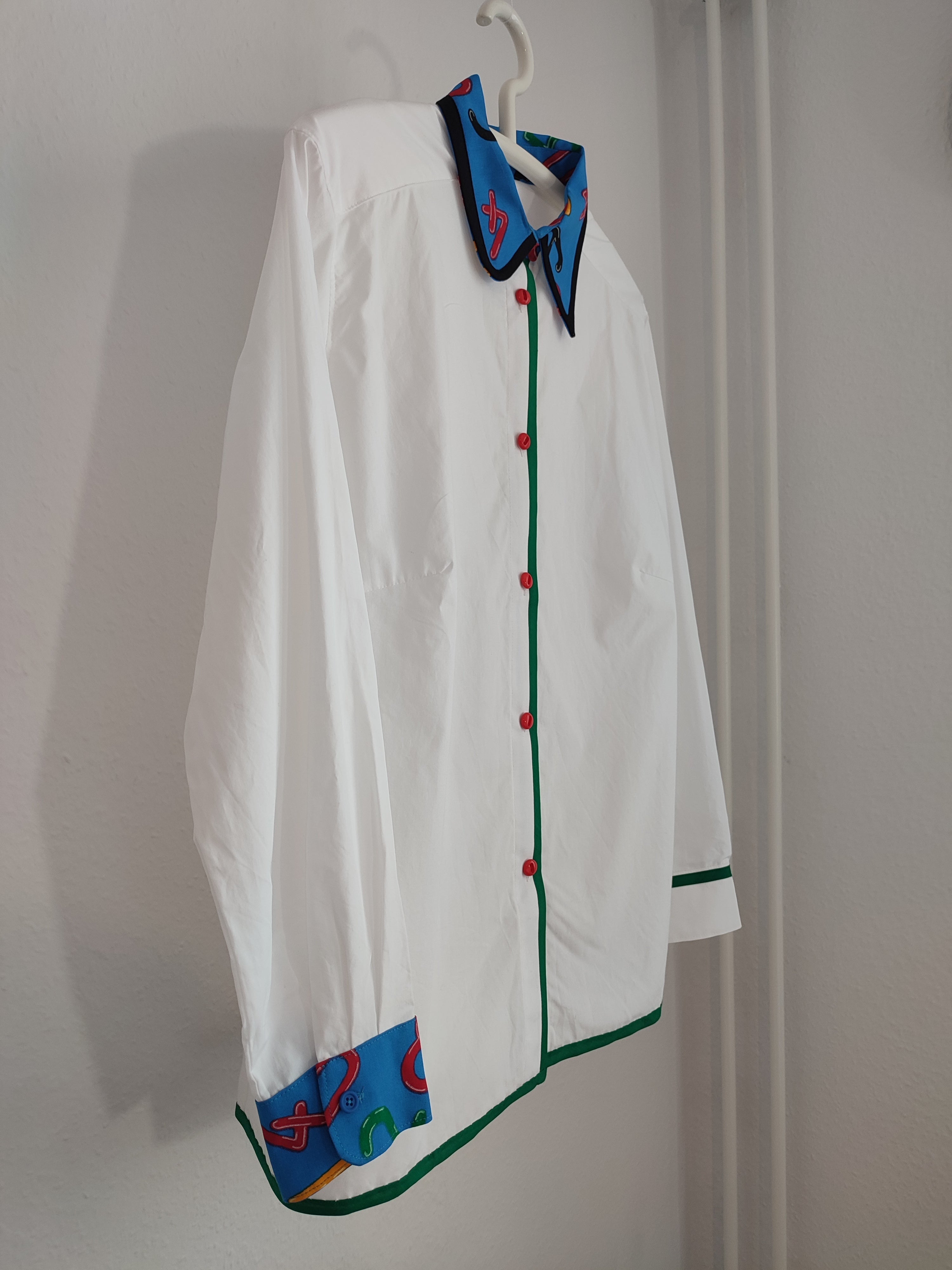Bluse mit blauem Kragen