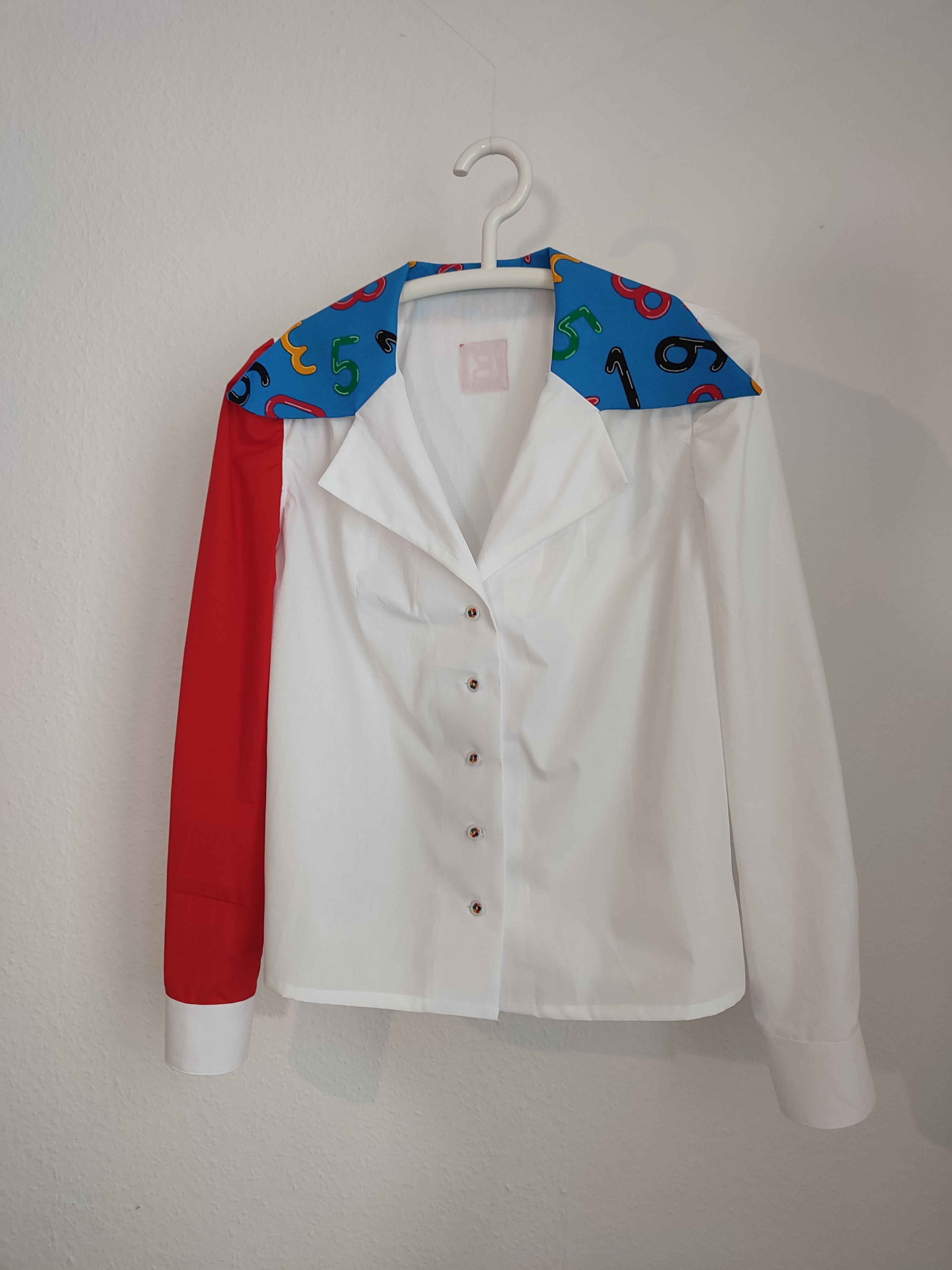 Schmale Bluse mit riesen Kragen