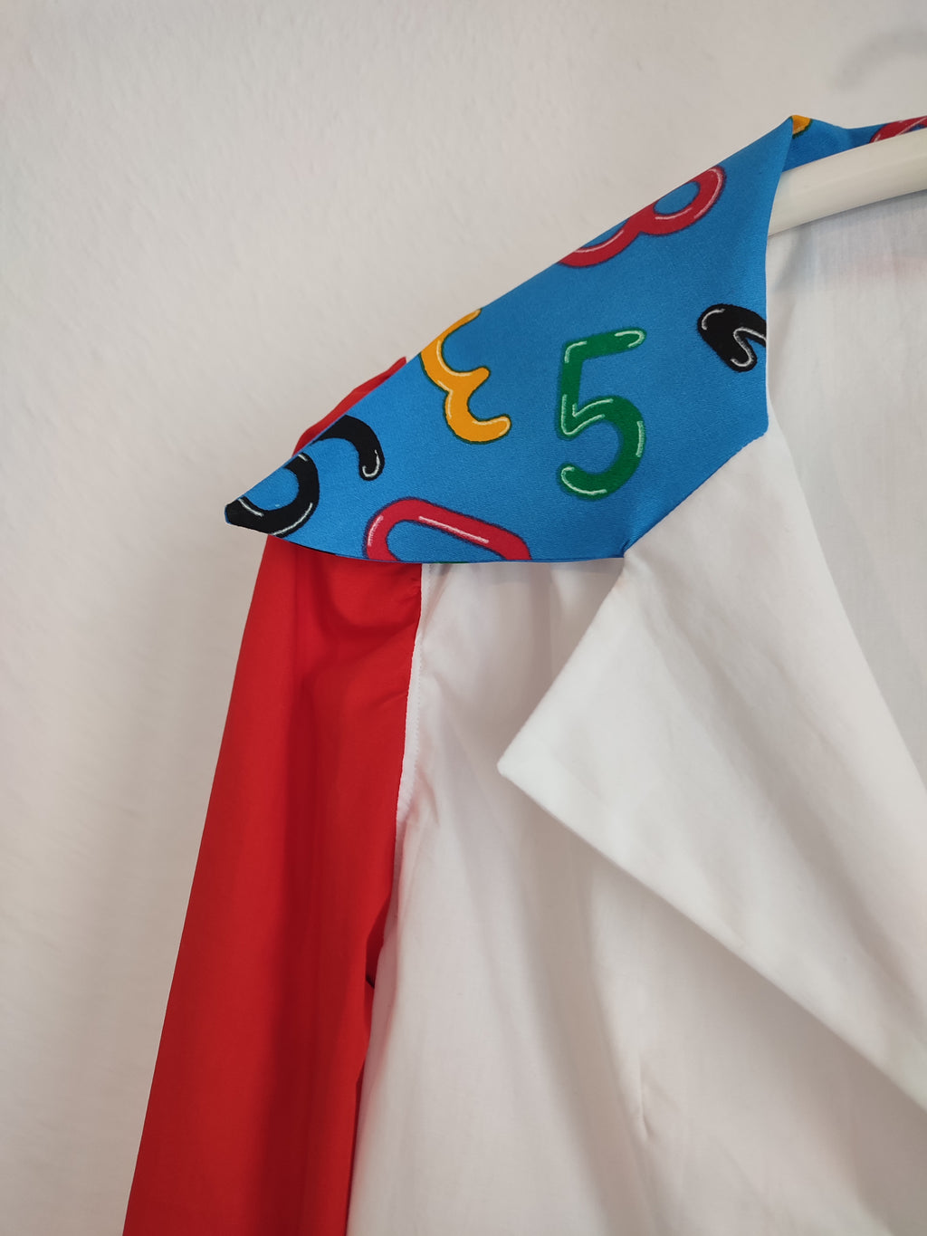 Schmale Bluse mit riesen Kragen