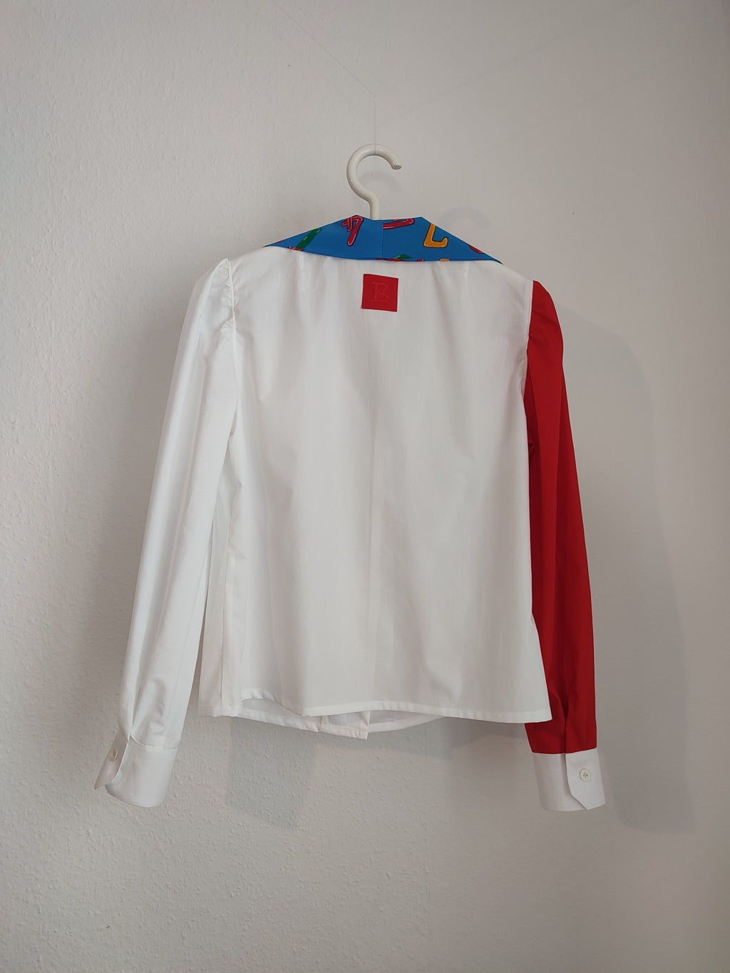Schmale Bluse mit riesen Kragen