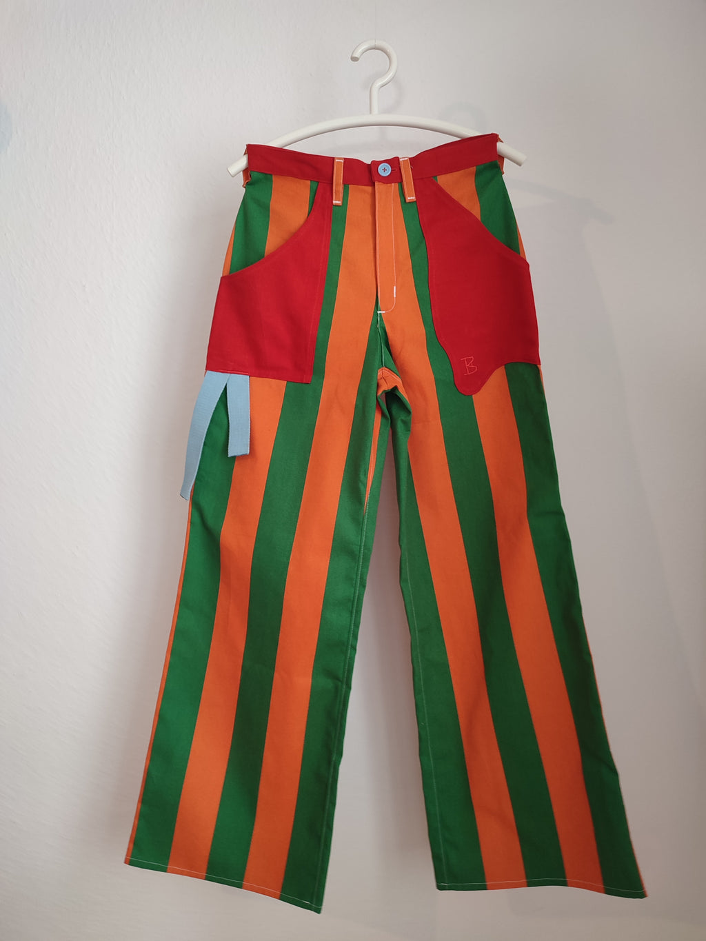 Gestreifte Hose mit weitem Bein