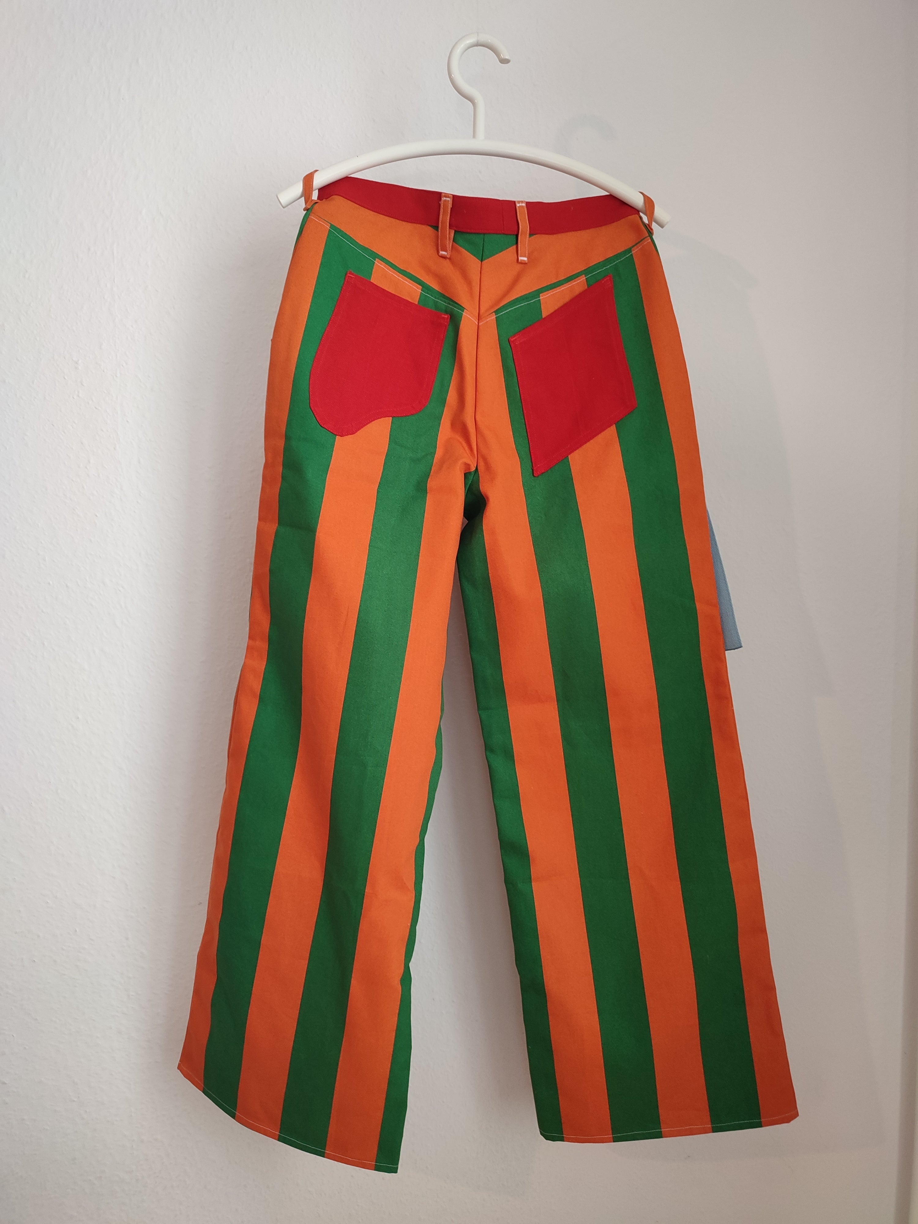 Gestreifte Hose mit weitem Bein