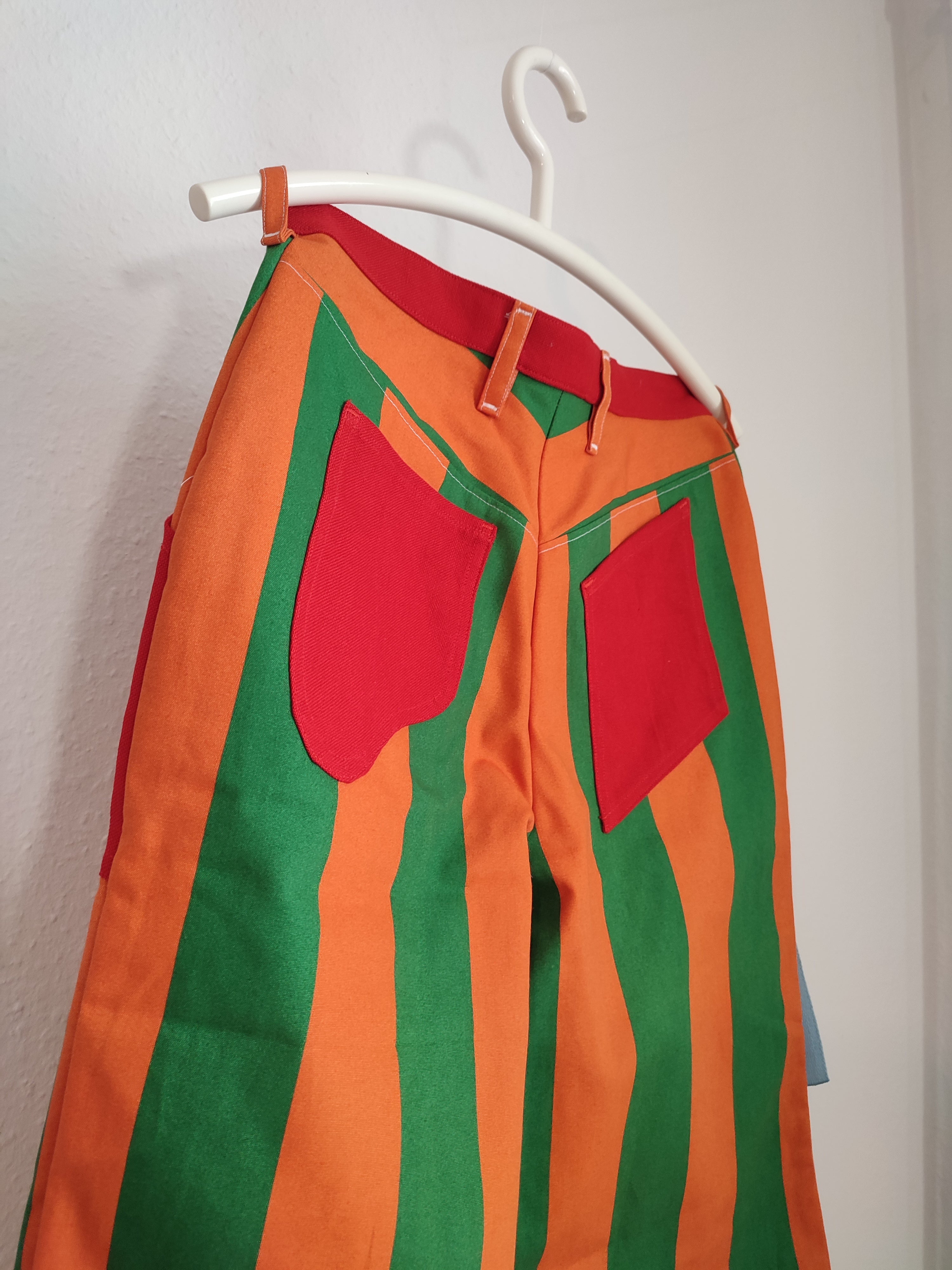 Gestreifte Hose mit weitem Bein