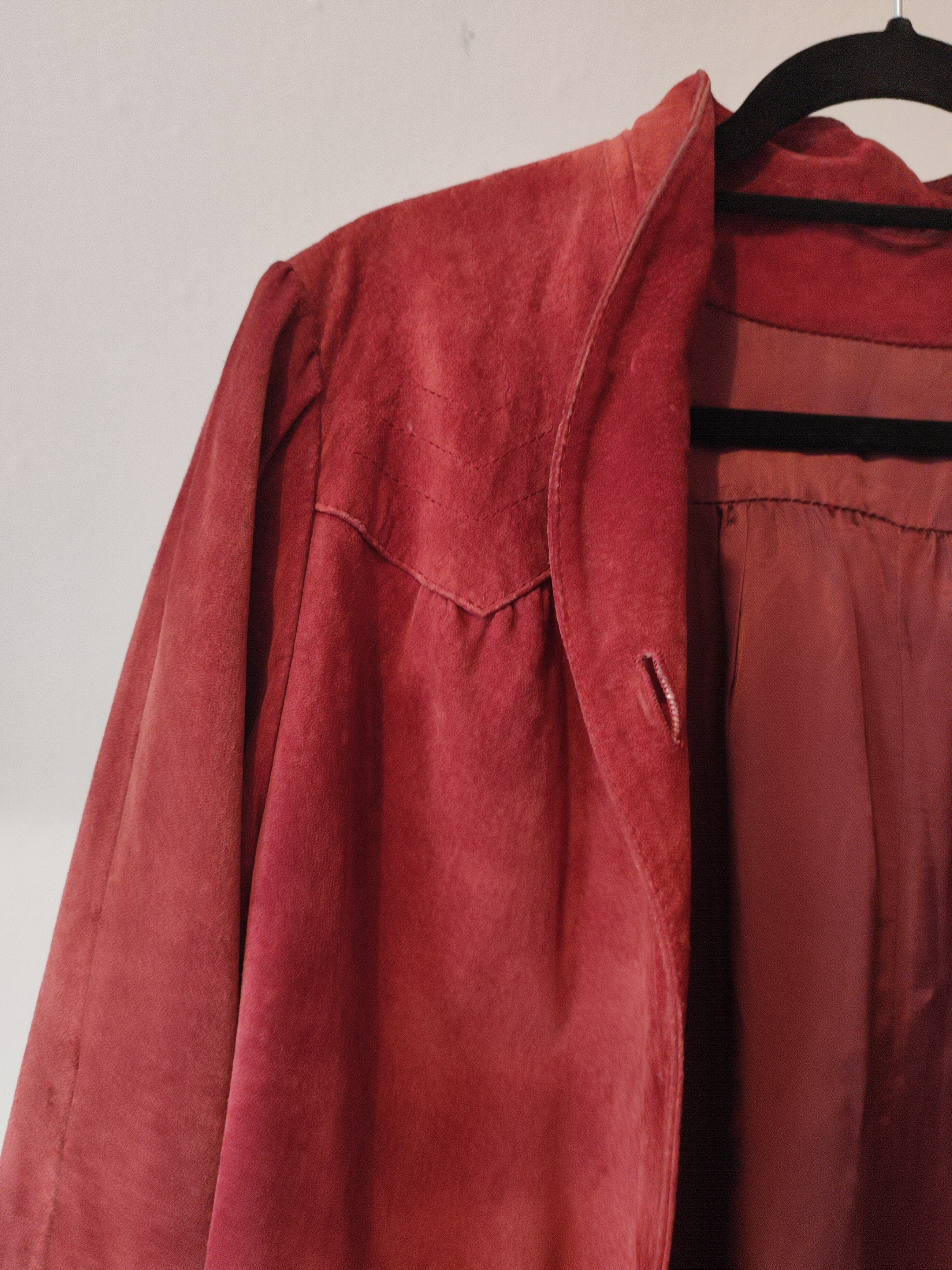 Roter Ledermantel