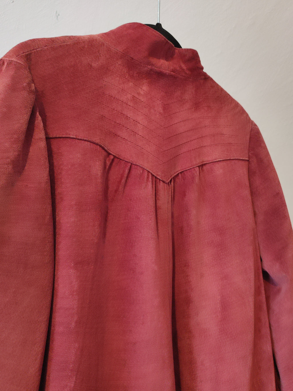 Roter Ledermantel