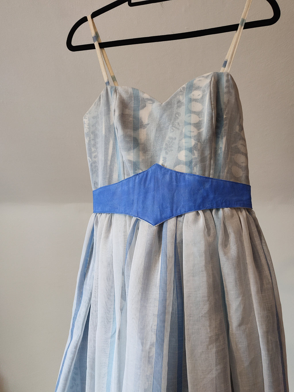Weißes Midikleid