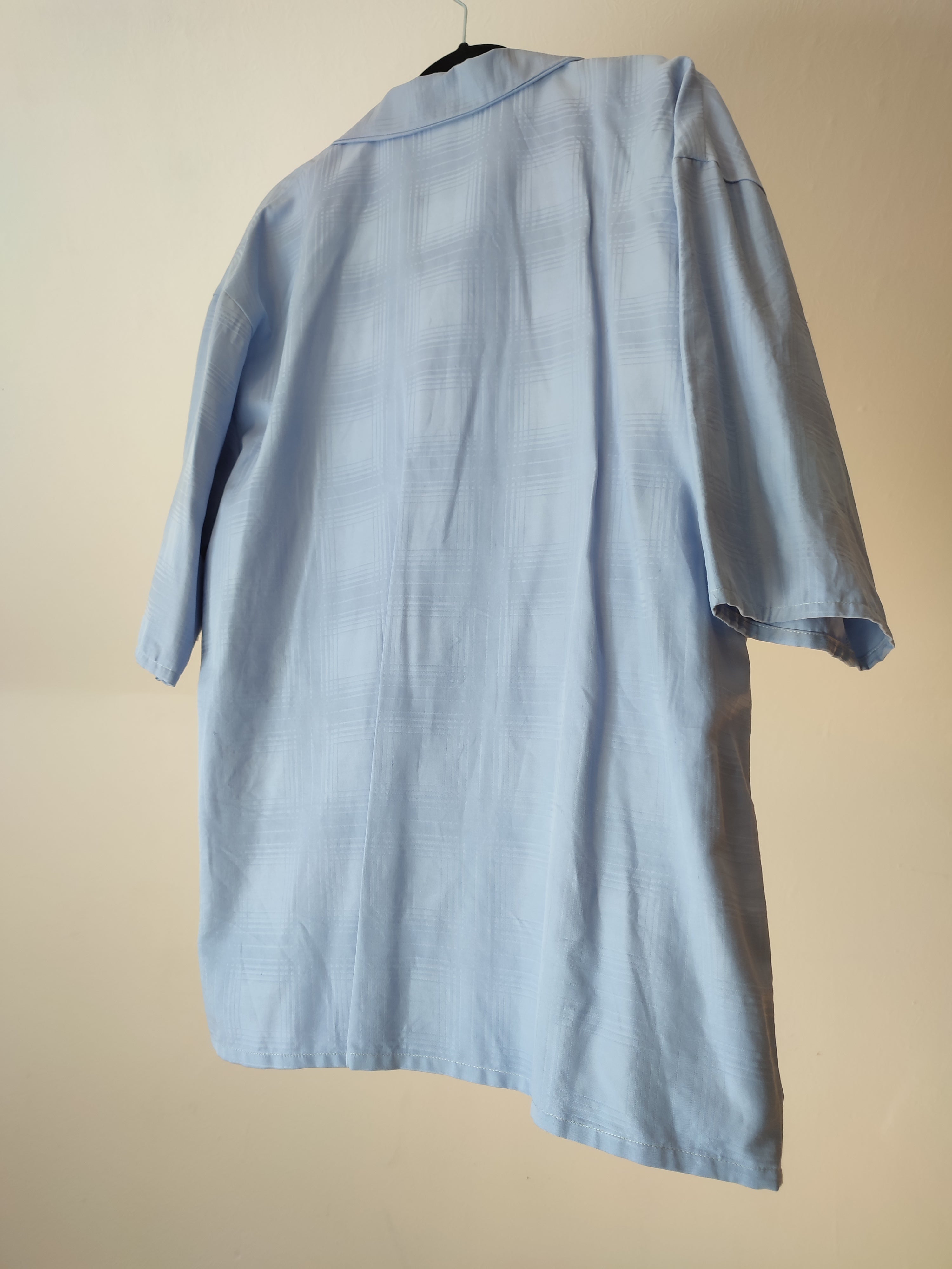 Blaues Hemd mit Reverskragen