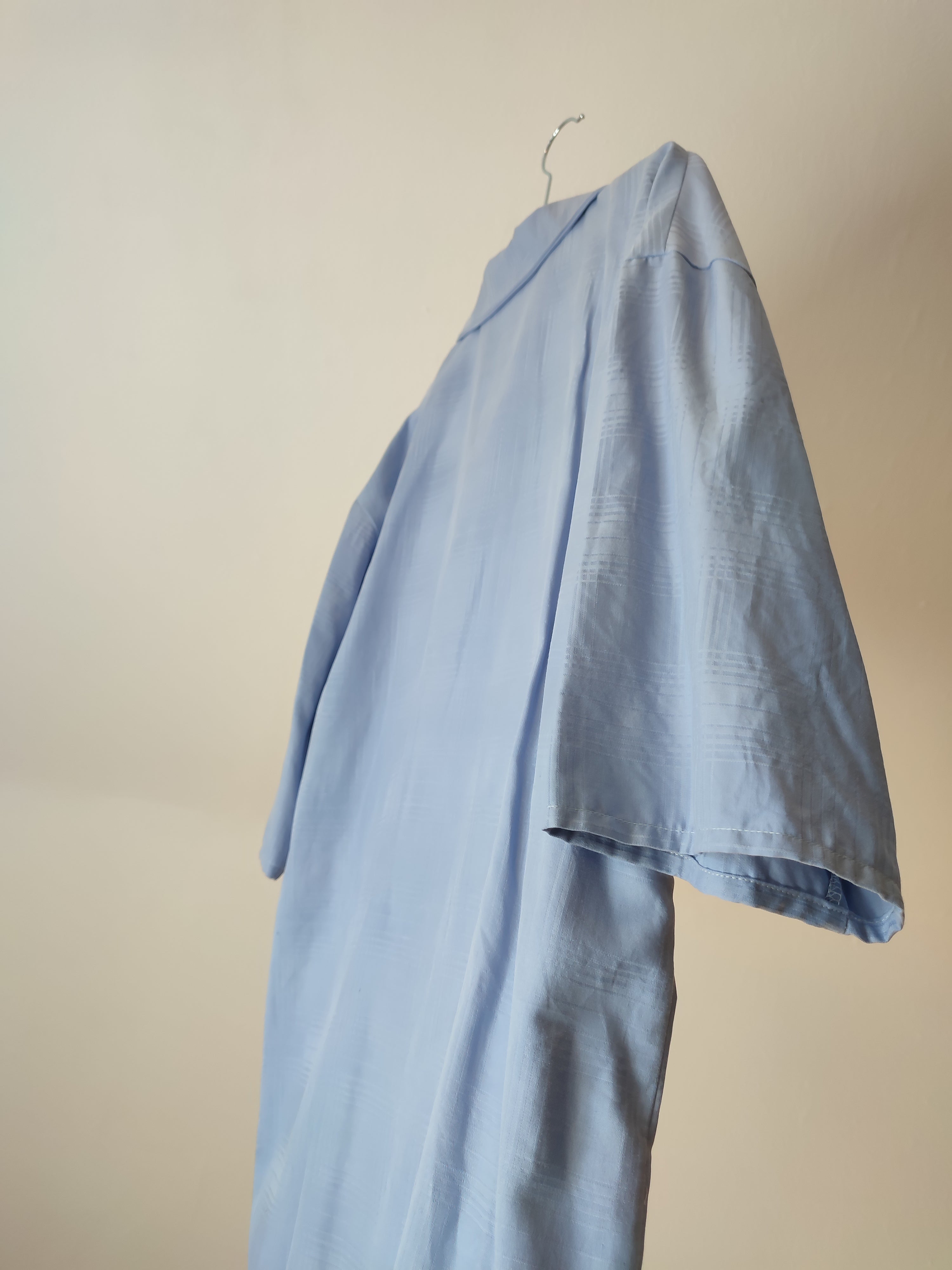 Blaues Hemd mit Reverskragen