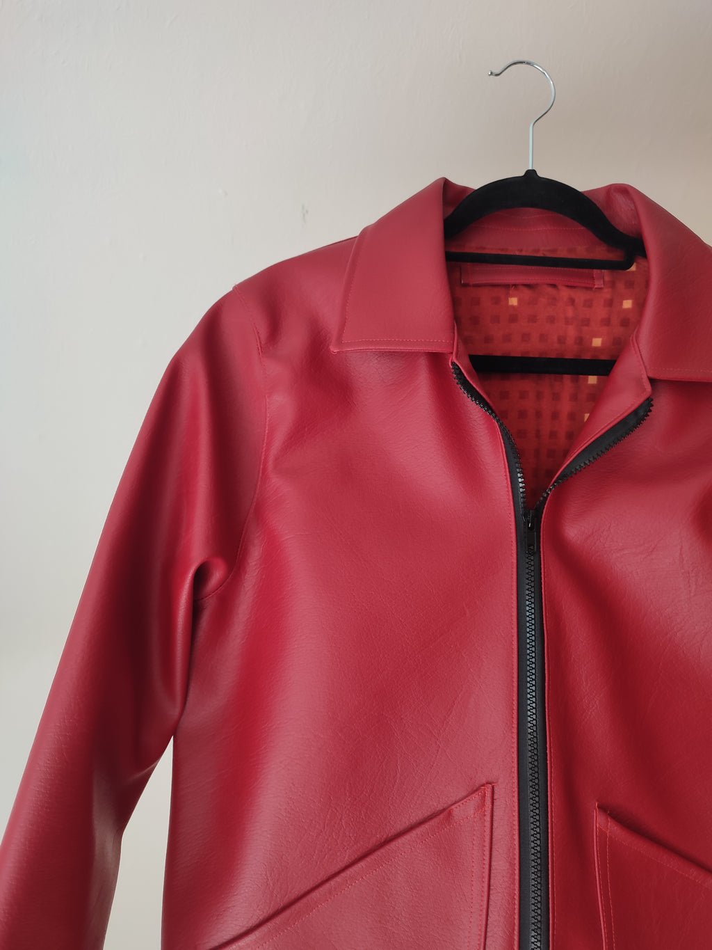 Rote Kunstlederjacke