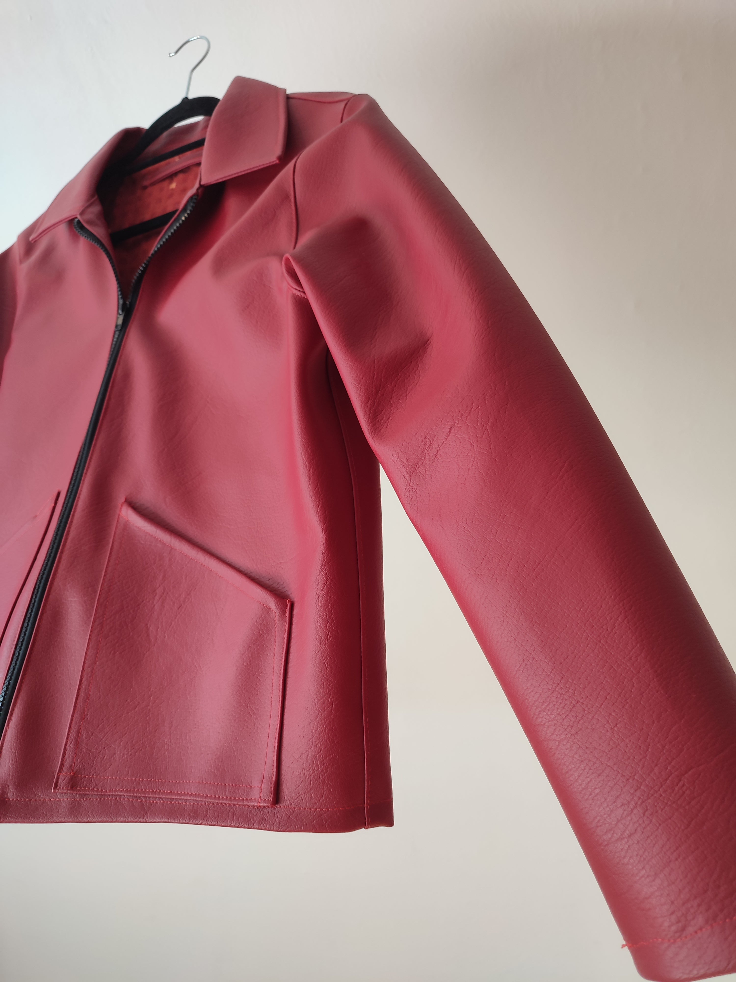 Rote Kunstlederjacke