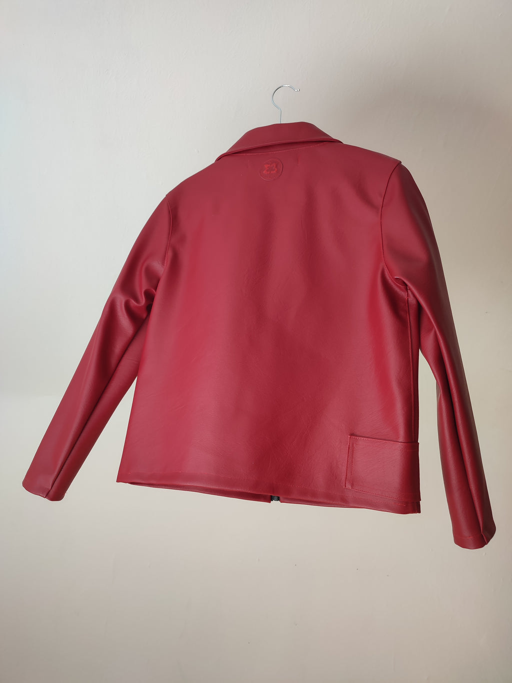Rote Kunstlederjacke