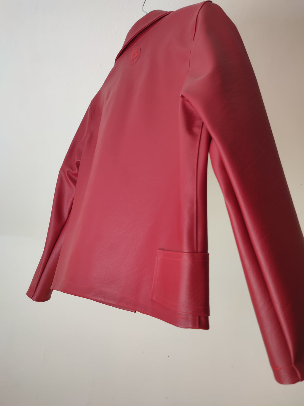 Rote Kunstlederjacke