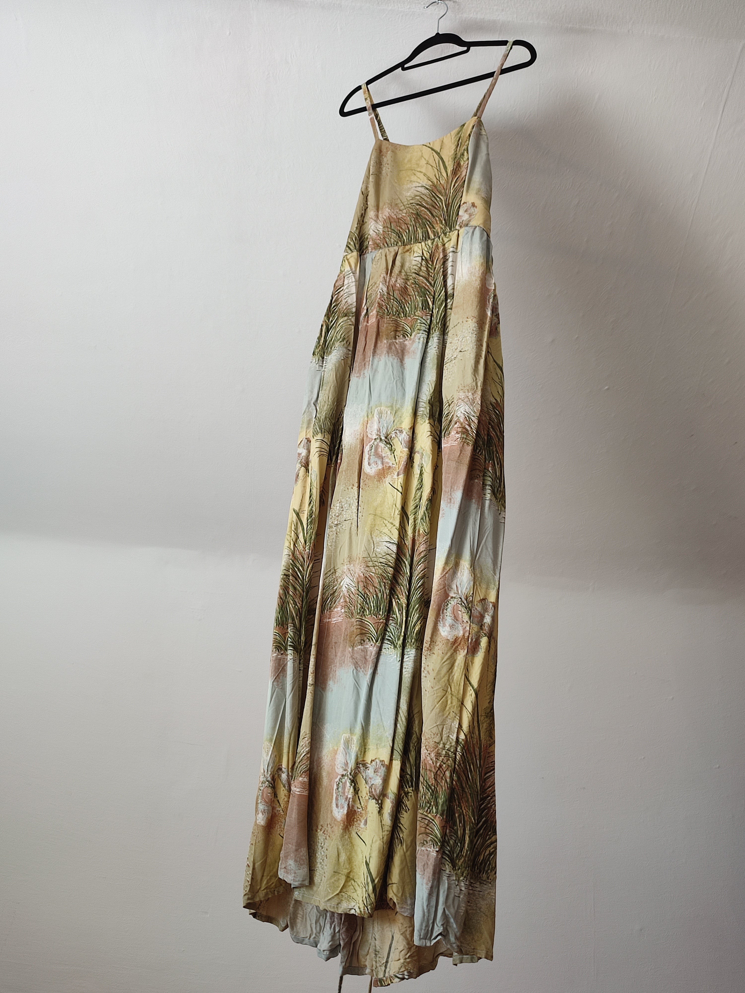 Grünes Kleid mit Schlitz