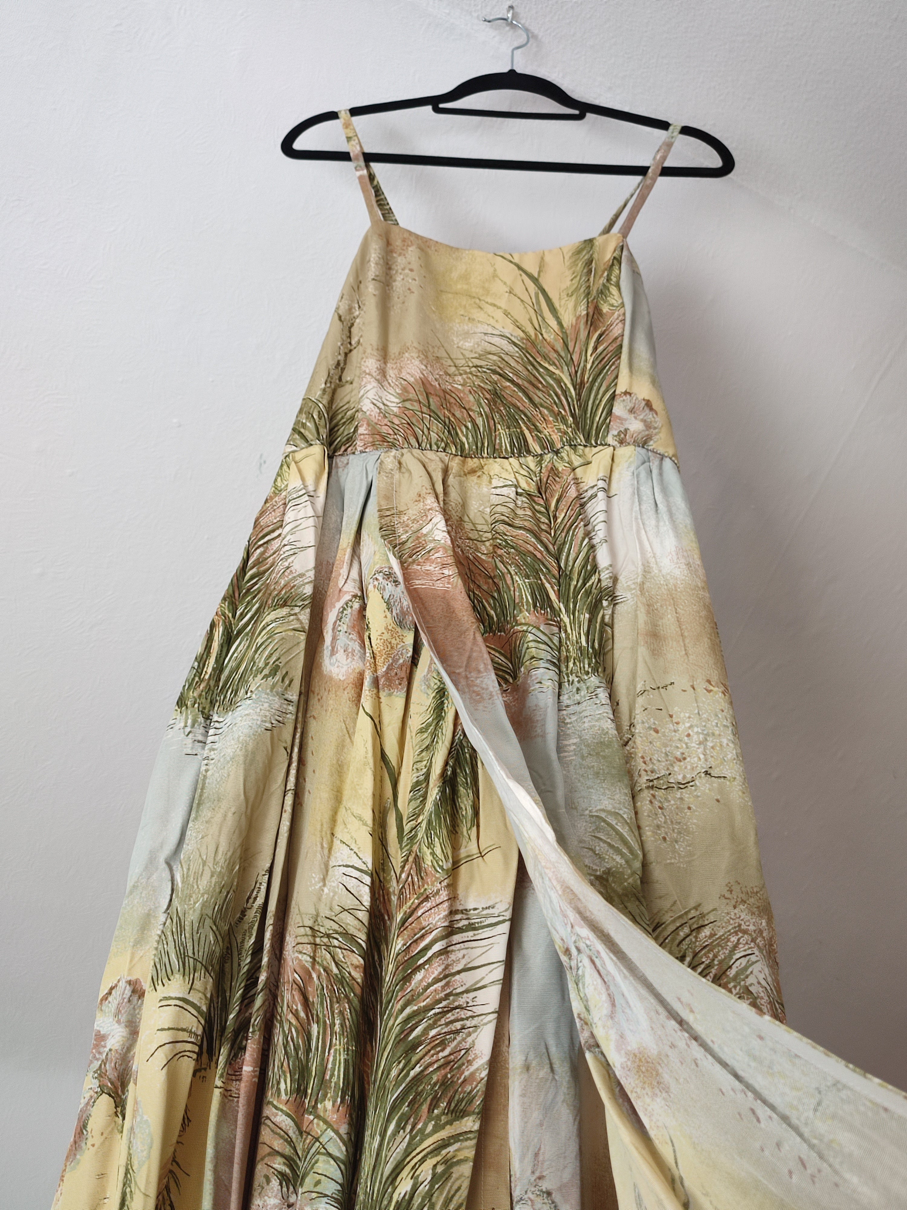 Grünes Kleid mit Schlitz