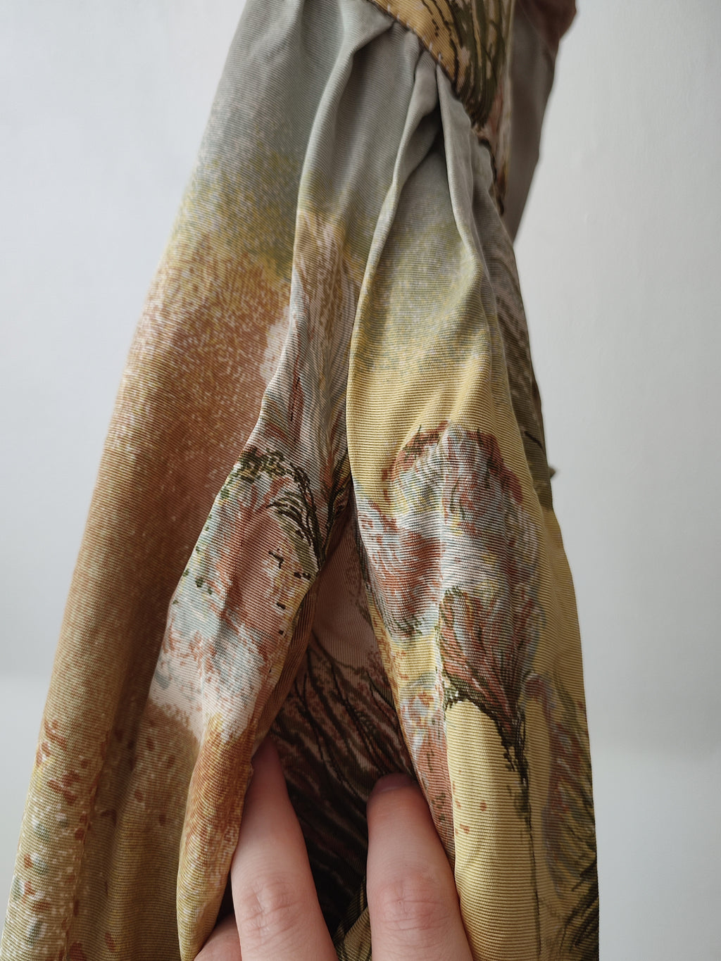 Grünes Kleid mit Schlitz