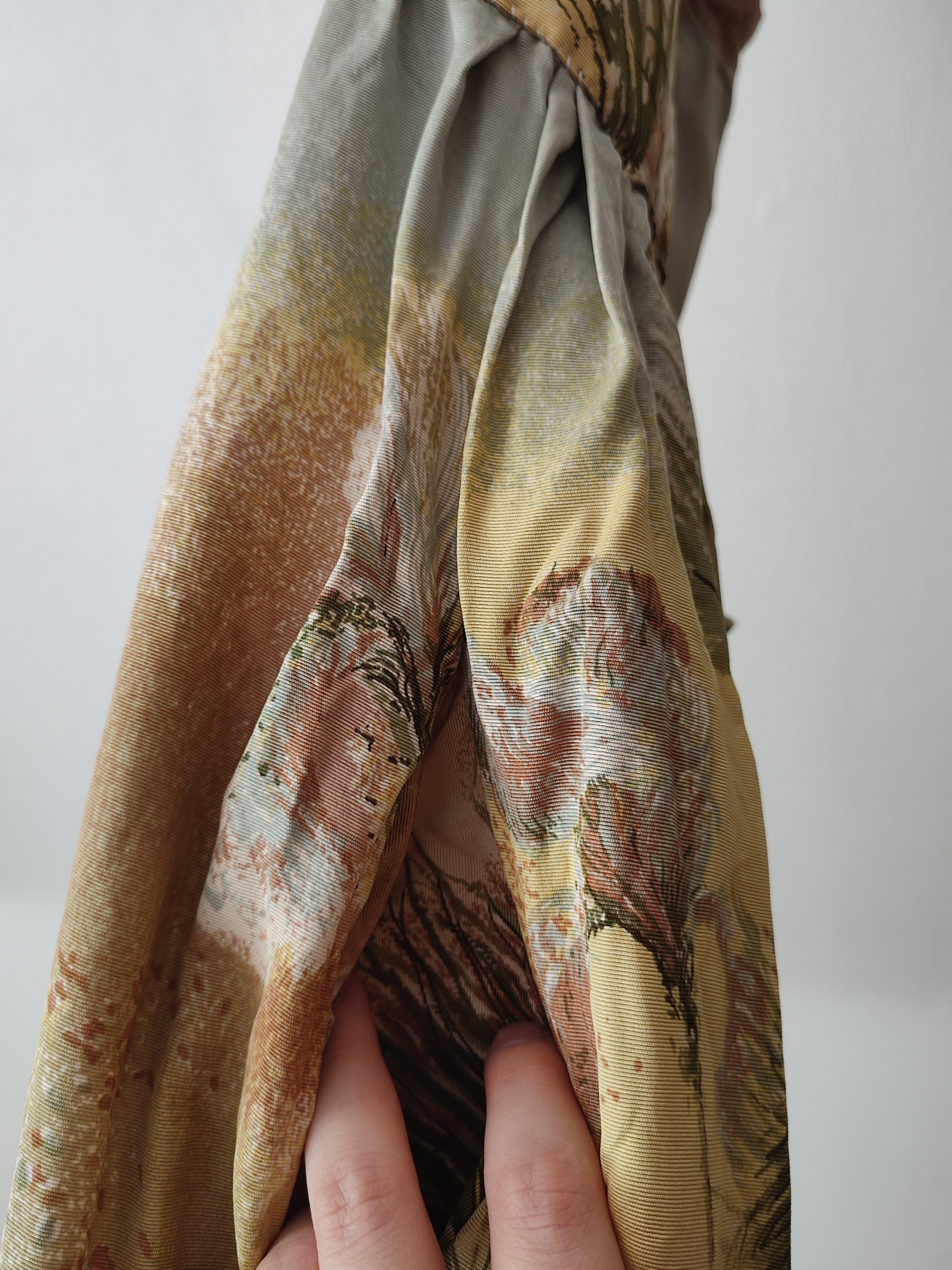 Grünes Kleid mit Schlitz