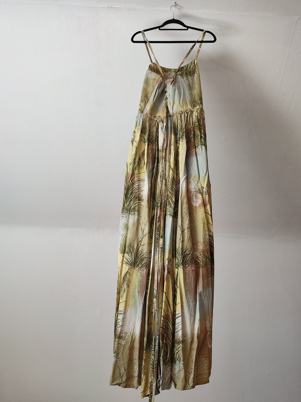 Grünes Kleid mit Schlitz