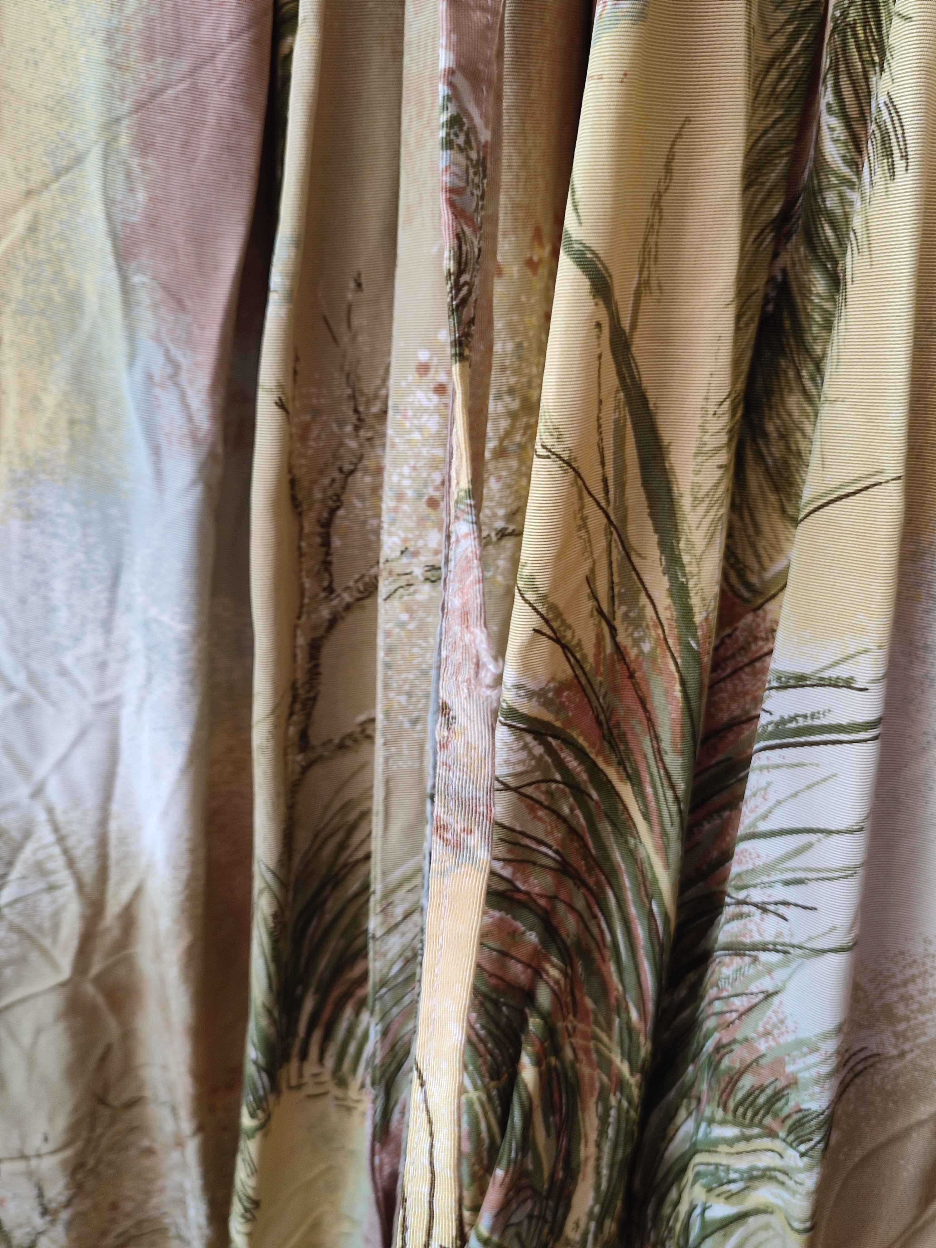 Grünes Kleid mit Schlitz