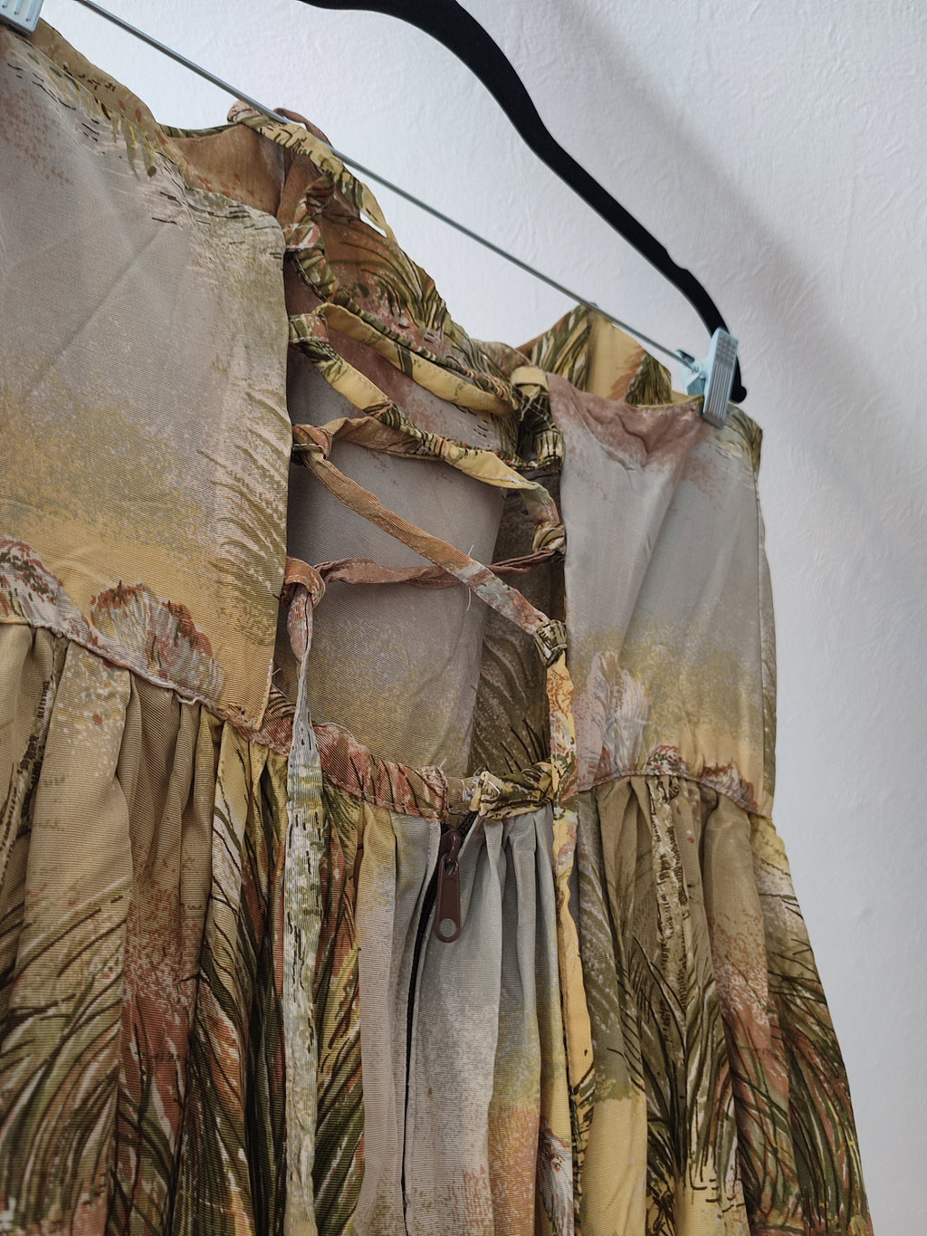 Grünes Kleid mit Schlitz