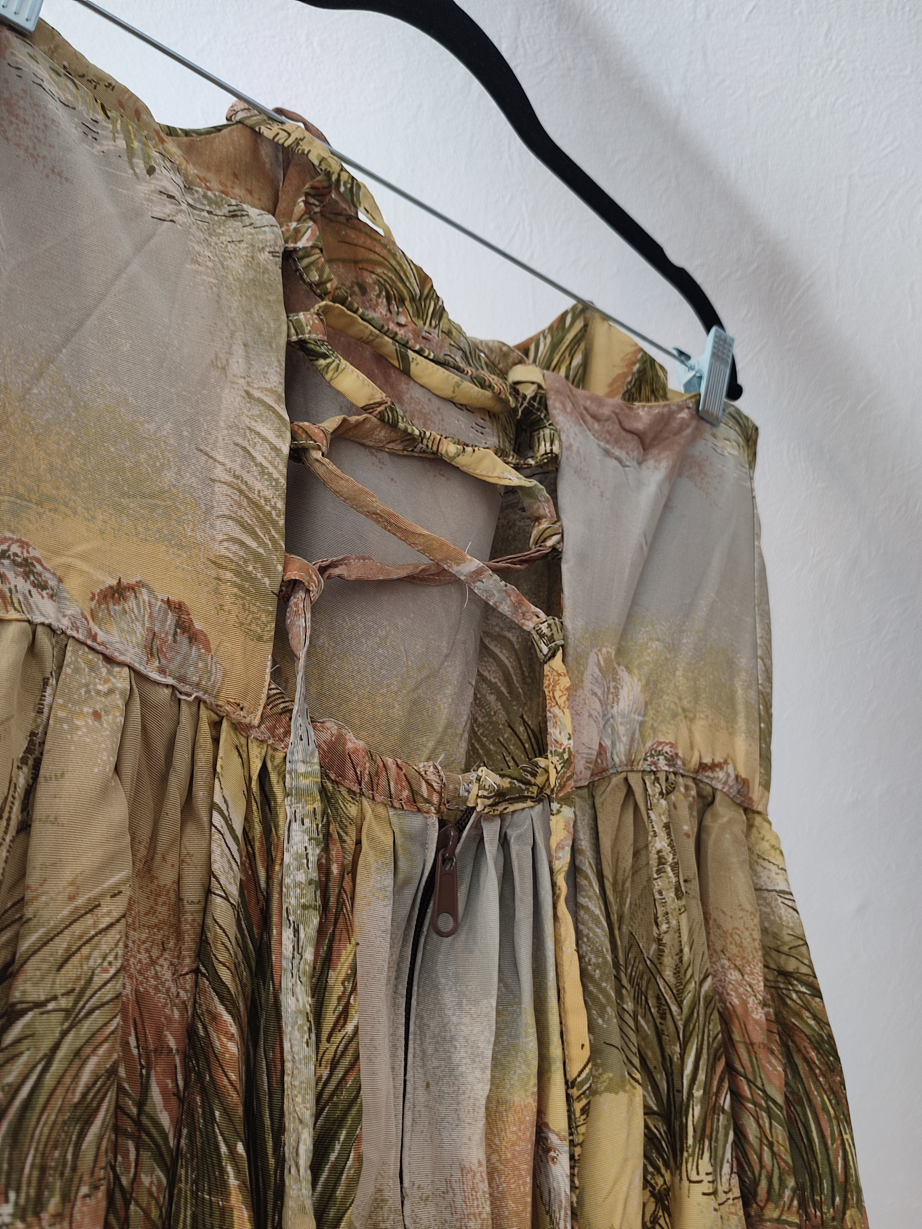 Grünes Kleid mit Schlitz