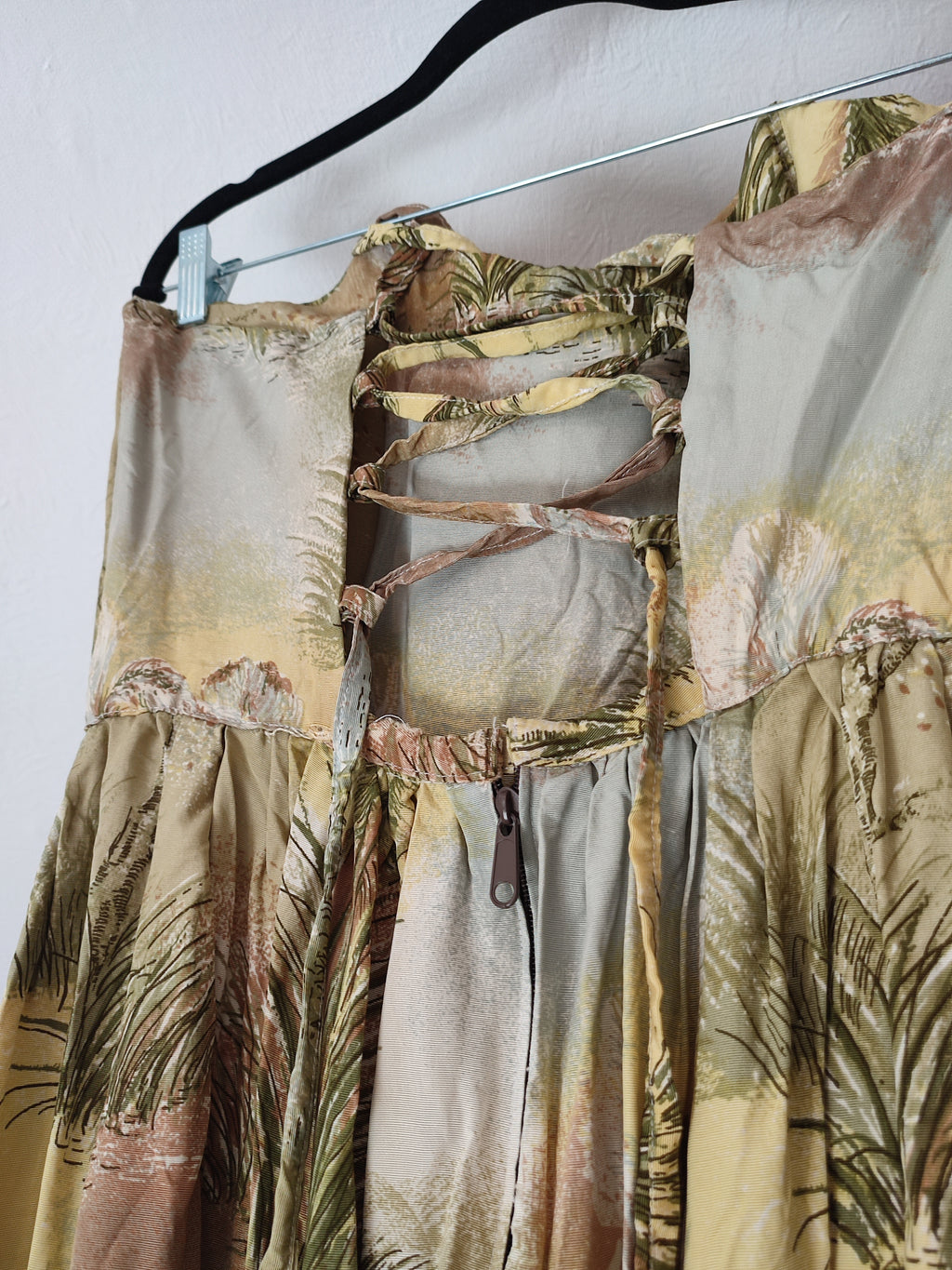 Grünes Kleid mit Schlitz