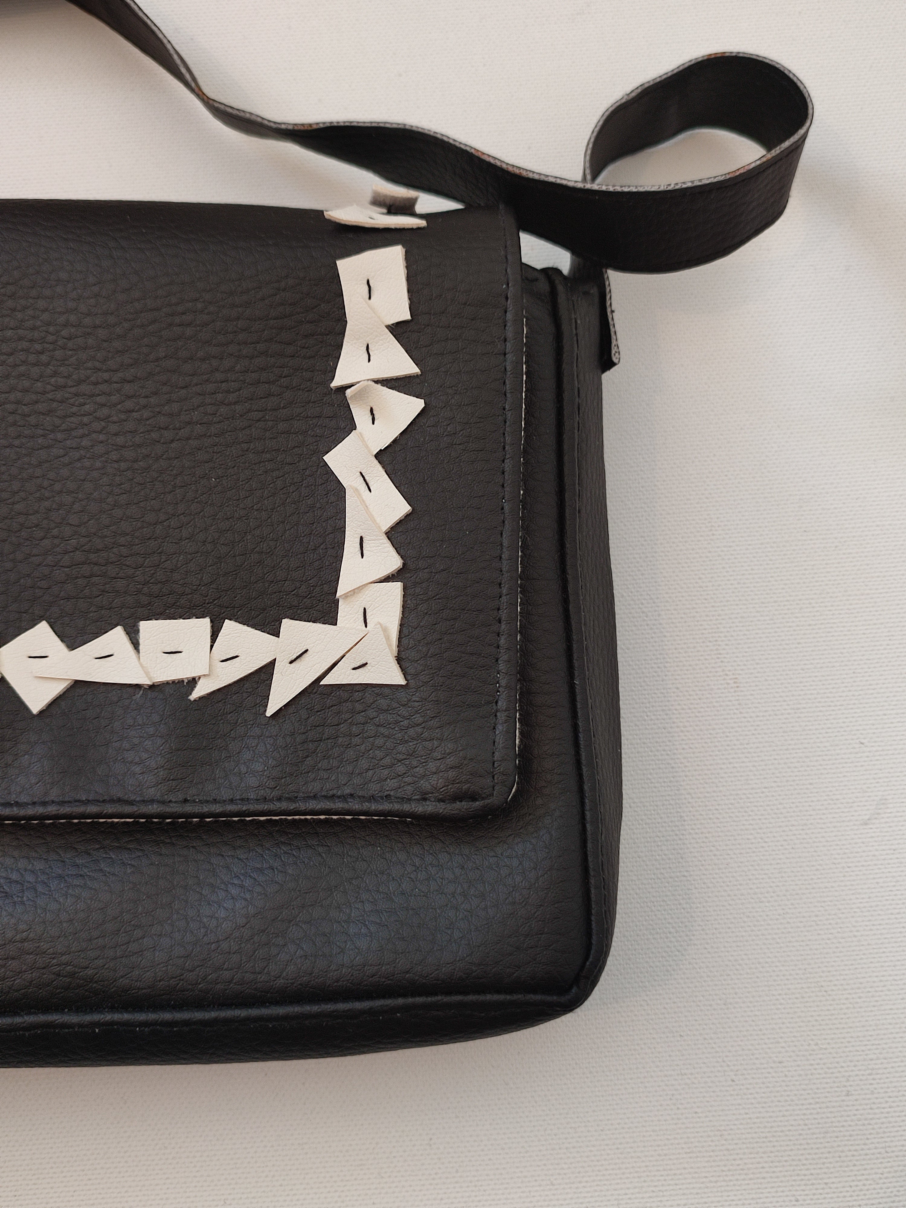 Kleine Kunstledertasche