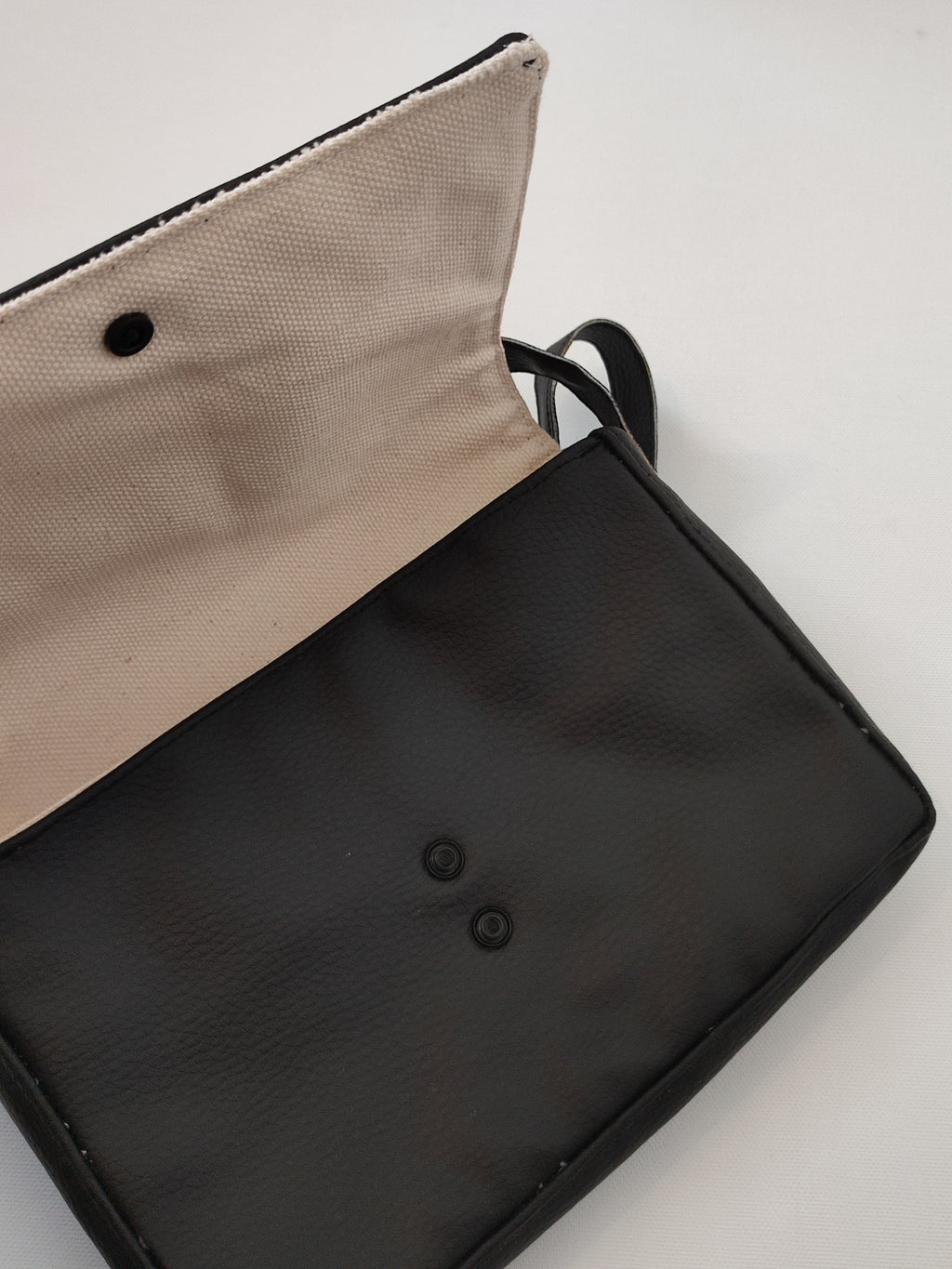 Kleine Kunstledertasche