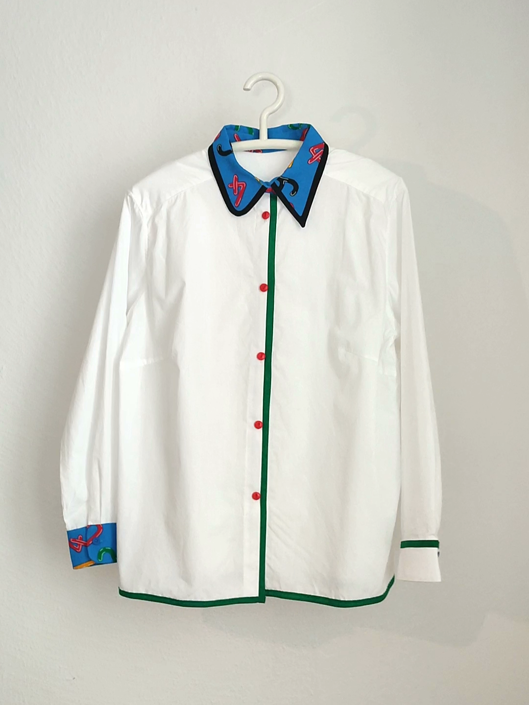 Bluse mit blauem Kragen